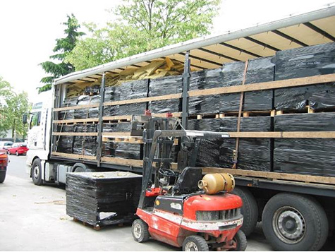 les palettes sont déplacé facilement avec un chariot élévateur afin d'être chargé sur un camion